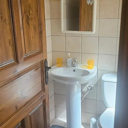 Quiet, Spacious 3 Bedroom 2 Bathroom *