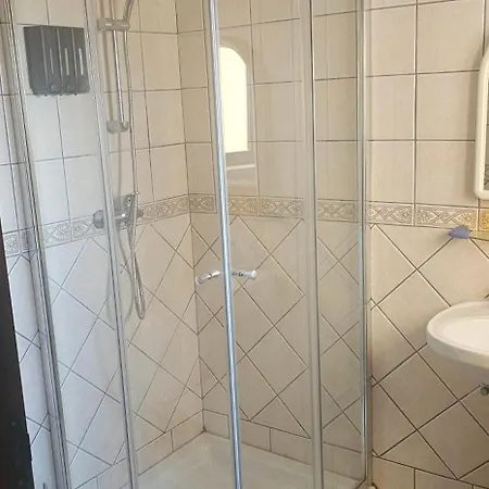 Апартаменты Quiet, Spacious 3 Bedroom 2 Bathroom Айнсилем