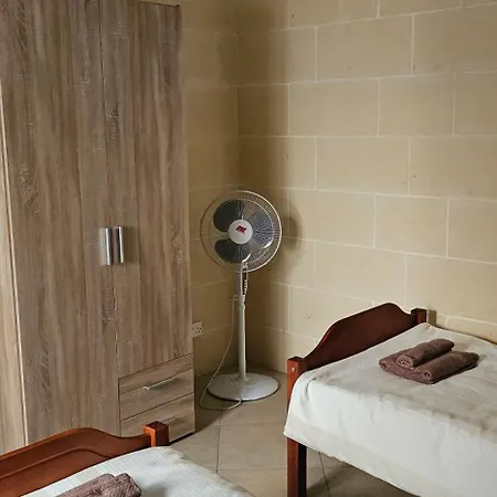 Quiet, Spacious 3 Bedroom 2 Bathroom *